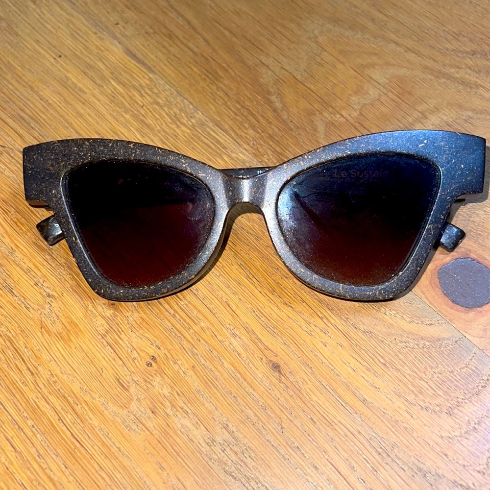 Le Specs bring en sunglasses